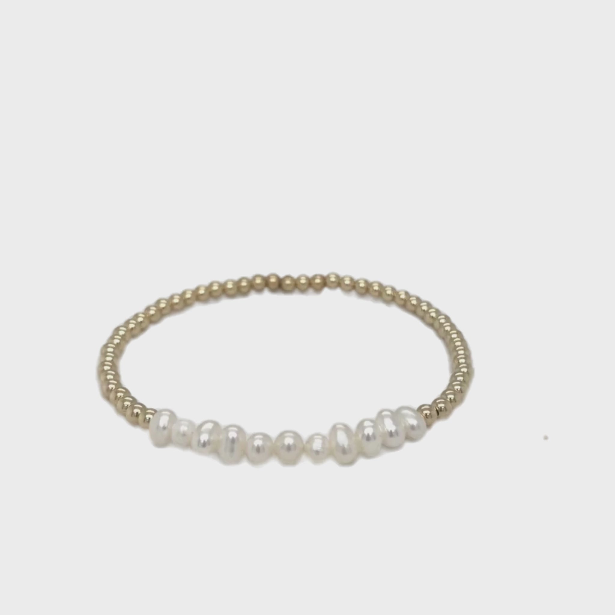 Gouden bolletjes armband met een Touch of Pearls